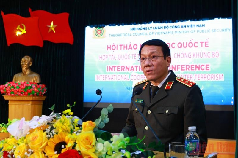 Thứ trưởng Công an Lương Tam Quang phát biểu ý kiến tại hội thảo.