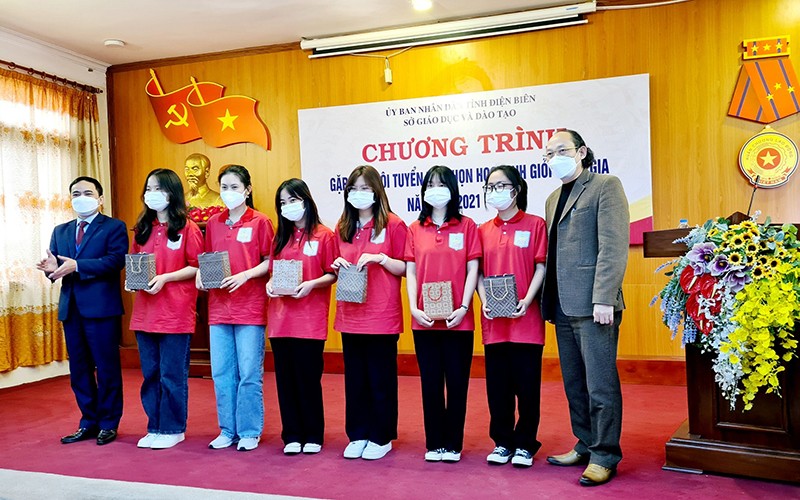 Lãnh đạo Sở Giáo dục và Đào tạo Điện Biên tặng quà, động viên học sinh dự thi chọn học sinh giỏi quốc gia.