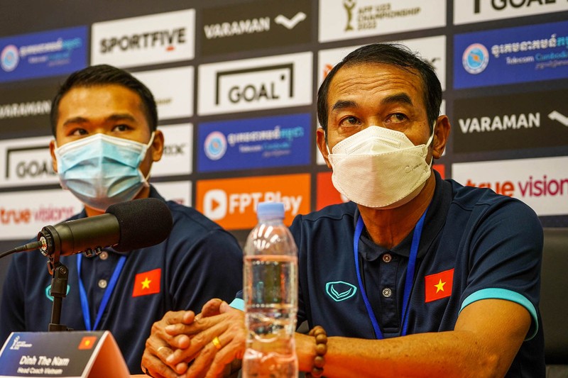 HLV Đinh Thế Nam phát biểu tại buổi họp báo sau trận bán kết gặp U23 Timor Leste. (Ảnh: VFF)