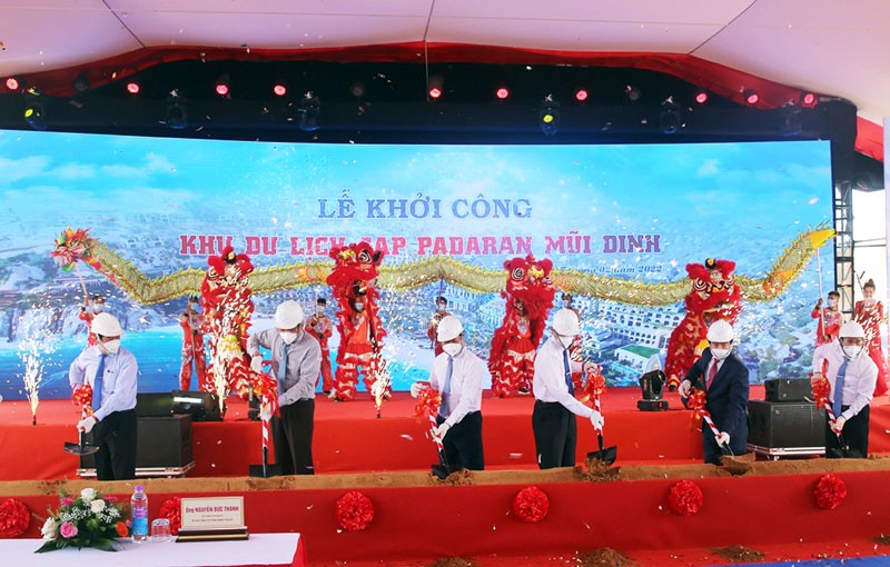 Lãnh đạo tỉnh Ninh Thuận và chủ đầu tư thực hiện nghi thức khởi công dự án du lịch Cap Padaran Mũi Dinh. 