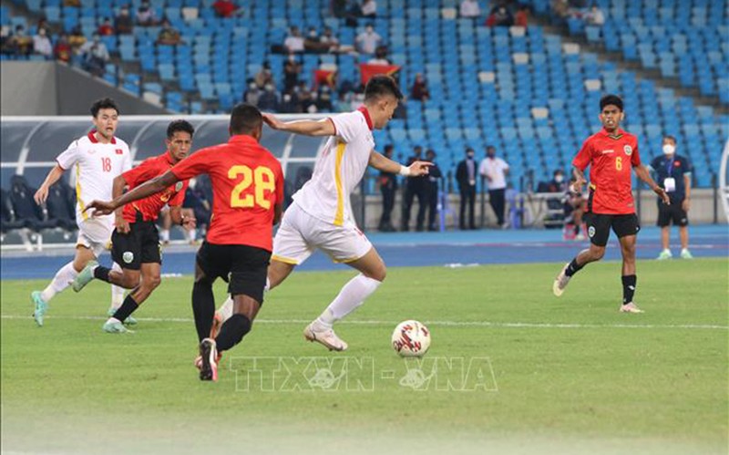 Tranh chấp bóng quyết liệt giữa các cầu thủ đội tuyển bóng đá U23 Việt Nam và U23 Timor Leste trong trận bán kết giải U23 Đông Nam Á. (Ảnh: TTXVN)