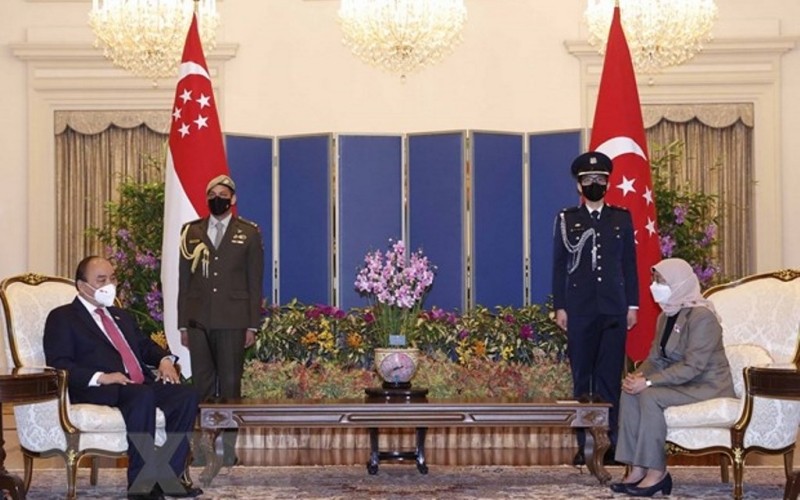 Chủ tịch nước Nguyễn Xuân Phúc hội đàm với Tổng thống Cộng hòa Singapore Halimah Yacob. (Ảnh: TTXVN)