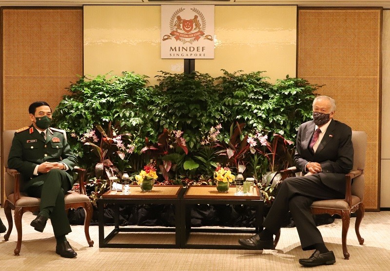 Bộ trưởng Quốc phòng Phan Văn Giang hội đàm với Bộ trưởng Quốc phòng Ng Eng Hen. (Ảnh: TTXVN)
