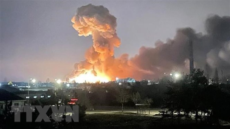 Khói lửa bốc lên từ một vụ nổ ở thủ đô Kiev, Ukraine ngày 24/2. (Ảnh: TTXVN)