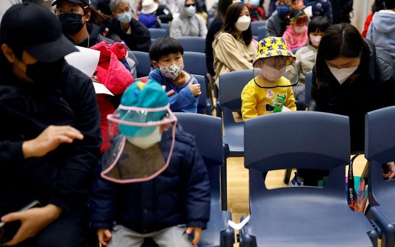 Trẻ em theo dõi sau tiêm phòng Covid-19 tại 1 trung tâm tiêm chủng cộng đồng ở Hồng Kông, Trung Quốc, ngày 25/2/2022. Ảnh: REUTERS