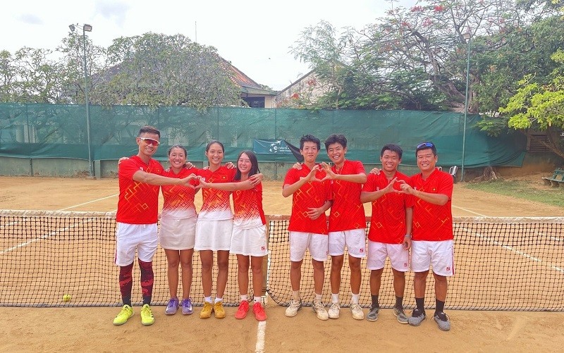 Các thành viên đội tuyển Junior Davis Cup và Junior Billie Jean King Cup Việt Nam. (Ảnh: Liên đoàn Quần vợt Việt Nam)