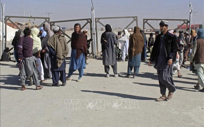 Thương nhân Pakistan và người dân Afghanistan tập trung tại khu vực cửa khẩu ở Chaman (Pakistan) ngày 26/2/2022. (Ảnh: AFP/TTXVN)