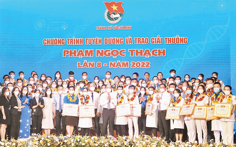 Các y, bác sĩ trẻ của thành phố được tuyên dương và trao giải thưởng Phạm Ngọc Thạch năm 2022. 