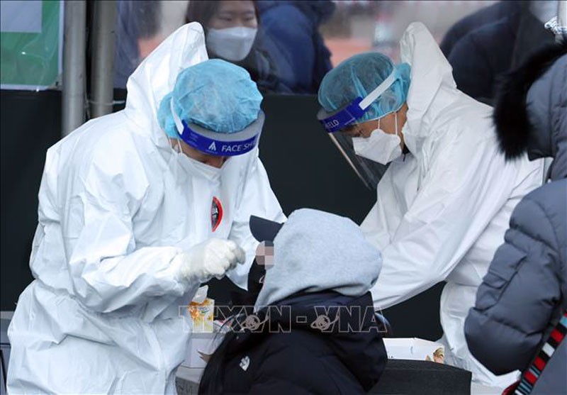 Nhân viên y tế lấy mẫu xét nghiệm Covid-19 cho người dân tại Seoul, Hàn Quốc, ngày 20/2. (Ảnh: Yonhap/TTXVN)