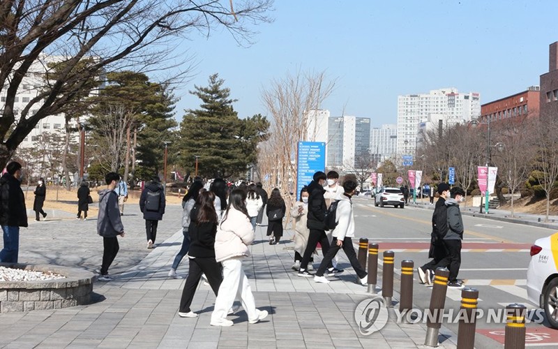 Sinh viên đi bộ trong khuôn viên Đại học quốc gia Chungbuk tại Cheongju, cách thủ đô Seoul, Hàn Quốc, 137 km về phía nam. (Ảnh: Yonhap)