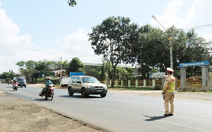 Cảnh sát giao thông Công an tỉnh Đắk Lắk kiểm soát giao thông trên đường Hồ Chí Minh đoạn qua thành phố Buôn Ma Thuột. (Ảnh TTXVN)