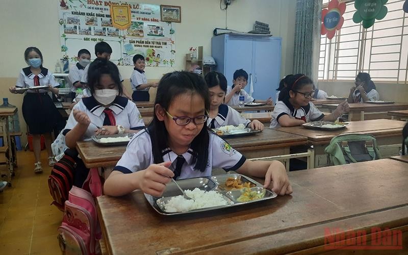 Học sinh Trường tiểu học Phan Đình Phùng, quận 3 trong giờ ăn cơm buổi trưa. 