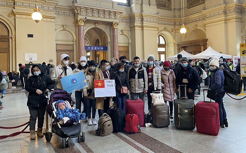 Cán bộ Đại sứ quán và cộng đồng người Việt đón bà con sơ tán từ Ukraine đến ga Keleti, phía Đông Budapest, Hungary. Ảnh: ĐSQ Việt Nam tại Hungary