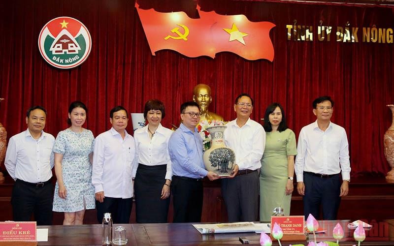 Tổng Biên tập Báo Nhân Dân trao quà lưu niệm tặng Tỉnh ủy Đắk Nông.