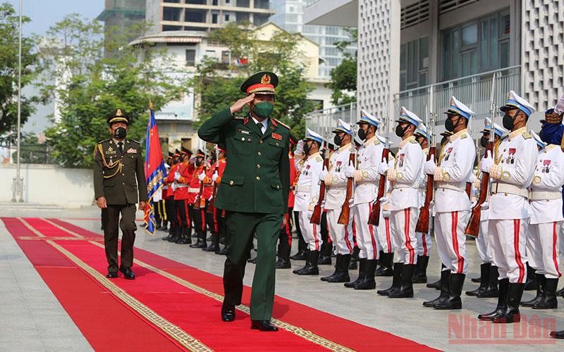 Thượng tướng Nguyễn Tân Cương và Đại tướng Vong Pisen duyệt đội danh dự Quân đội Hoàng gia Campuchia. (Ảnh: Nguyễn Hiệp)