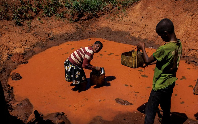 Người dân tại vùng Anosy, Madagascar lấy nước mưa để sử dụng. (Ảnh: Reuters)