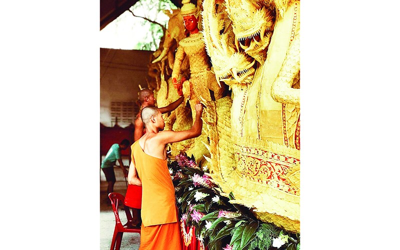 Các nhà sư trang trí tượng nến trước khi đưa tới điểm trưng bày. Ảnh | Tổng cục Du lịch Thái Lan