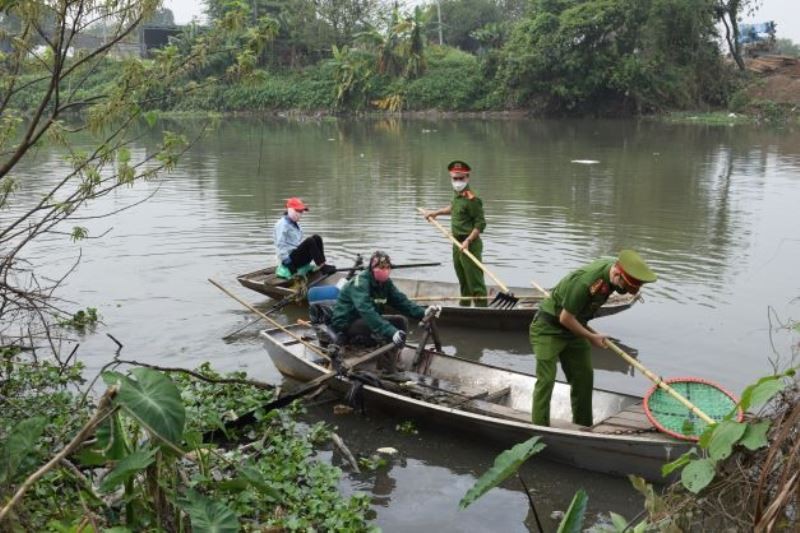 Các đoàn viên tham gia làm sạch môi trường trên hệ thống sông Bắc Hưng Hải.