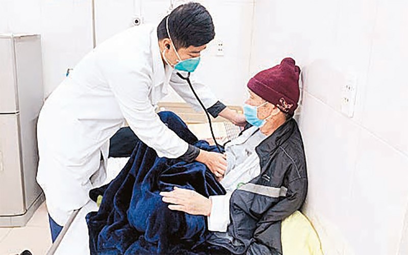 Bác sĩ Đỗ Doãn Bách khám bệnh cho bệnh nhân .