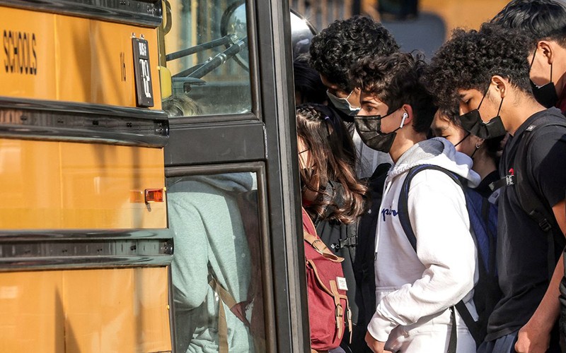 Học sinh lên xe buýt của nhà trường tại bang Virginia, Mỹ, tháng 1/2022. (Ảnh: Reuters)