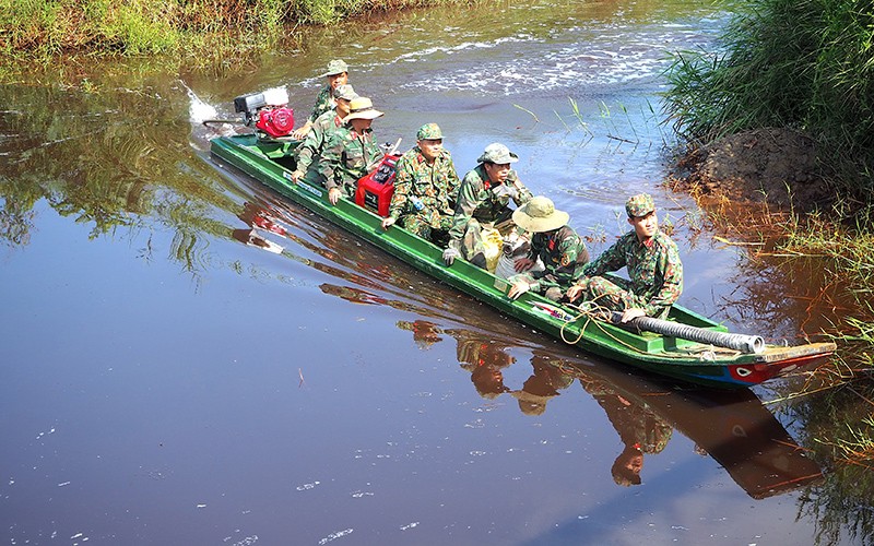 Lực lượng chuyên trách Vườn quốc gia U Minh Hạ tuần tra, bảo vệ, phòng chống cháy rừng mùa khô 2022.