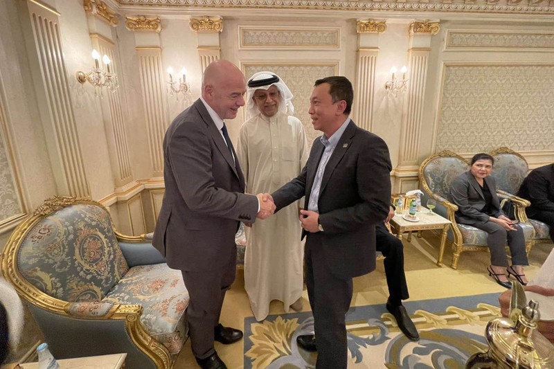 Chủ tịch FIFA Gianni Infantino (trái) và Chủ tịch AFC Salman Bin Ibrahim Al-Khalifa (giữa) gặp mặt quyền Chủ tịch VFF Trần Quốc Tuấn. (Ảnh: VFF)