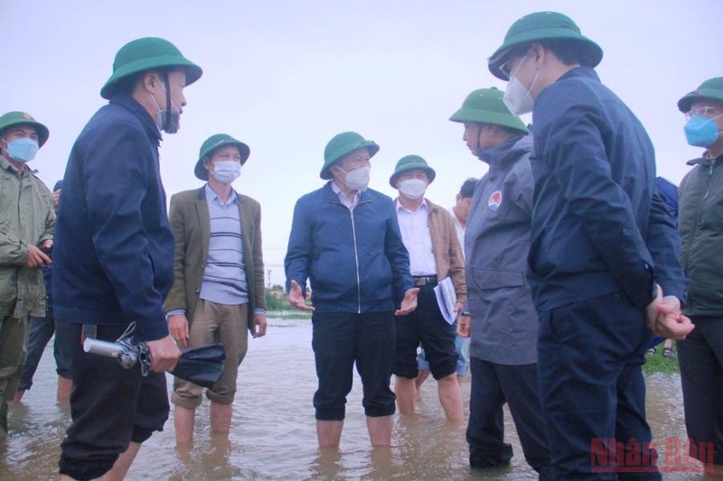 Đoàn công tác Ban chỉ đạo quốc gia về phòng, chống thiên tai kiểm tra tình hình thiệt hại do mưa lũ trái mùa và phương án khắc phục hậu quả tại huyện Quảng Điền. 