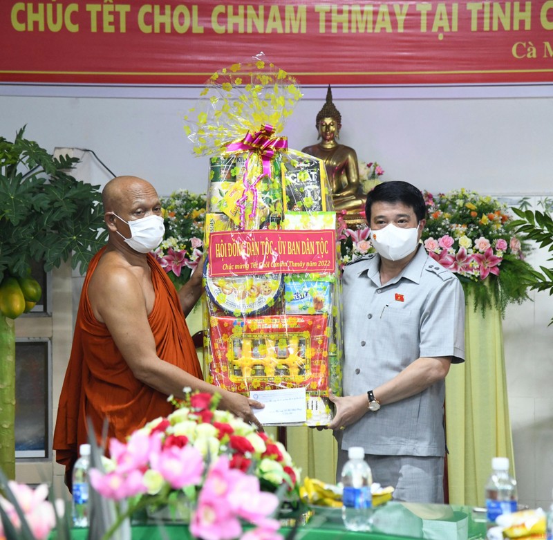 Chủ tịch Hội đồng Dân tộc Quốc tặng quà, chúc Tết cổ truyền tại Chùa Monivongsa và Chùa Rạch Giồng tại Cà Mau.
