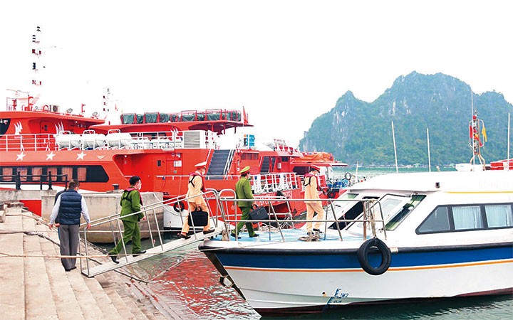 Lực lượng liên ngành thường xuyên kiểm tra phương tiện chở khách tham quan vịnh Hạ Long.