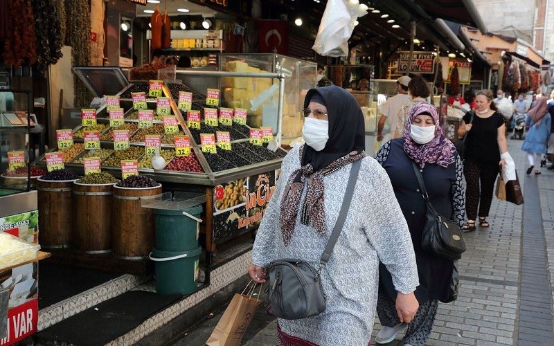 Người dân mua sắm tại 1 khu chợ gia vị ở Istanbul, Thổ Nhĩ Kỳ, ngày 9/9/2020. (Ảnh: Reuters)