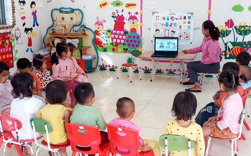 Dạy học cho trẻ mầm non 5 tuổi ở Trường mầm non Sín Thầu, huyện Mường Nhé, tỉnh Điện Biên. (Ảnh: LÊ LAN)