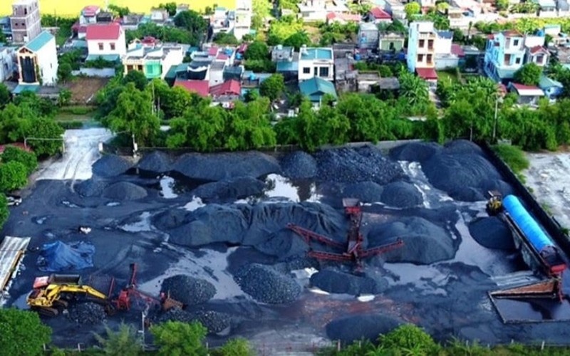 Bãi than ở xã Vũ Đông, thành phố Thái Bình, nơi các đối tượng tiêu thụ than do tham ô mà có. (Ảnh: CTV)