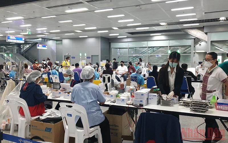 Người dân chờ tiêm vaccine ngừa Covid-19 tại một trung tâm tiêm chủng ở thủ đô Bangkok, Thái Lan. (Ảnh: NAM ĐÔNG)