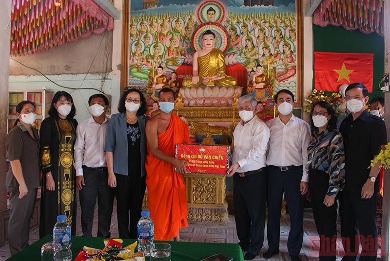 Đồng chí Đỗ Văn Chiến thăm chúc Tết Chôl Chnăm Thmây tại một số chùa ở Hậu Giang.