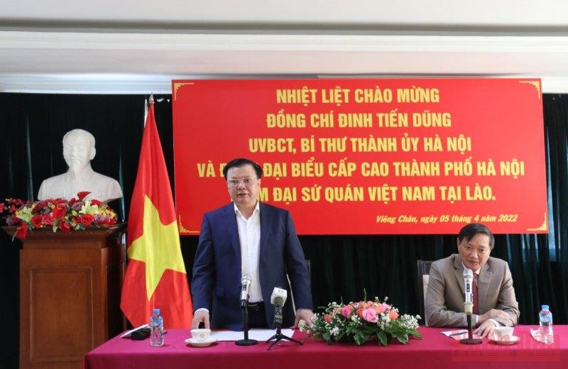 Đồng chí Đinh Tiến Dũng thông báo về kết quả chuyến thăm Lào của đoàn đại biểu cấp cao Thành phố Hà Nội, ngày 5/4. (Ảnh: XUÂN SƠN)