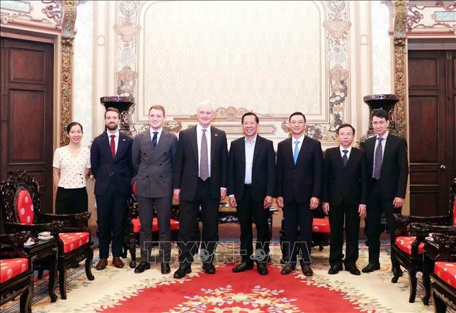 Ông Phan Văn Mãi, Chủ tịch UBND Thành phố Hồ Chí Minh (thứ 4 từ phải sang) tiếp ông Graham Stuart, Đặc phái viên thương mại của Thủ tướng Anh phụ trách Việt Nam, Lào, Campuchia (thứ 4 từ trái sang). (Ảnh: Xuân Khu/TTXVN)