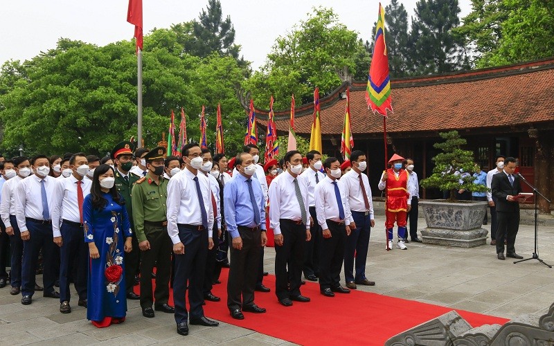 Đoàn đại biểu tỉnh Phú Thọ thành kính dâng hương tưởng niệm Đức Quốc Tổ Lạc Long Quân. 