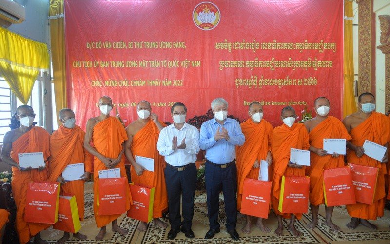 Đồng chí Đỗ Văn Chiến tặng quà cho các vị sư sãi Học viện Phật gián Nam tông Khmer ở quận Ô Môn, TP Cần Thơ.