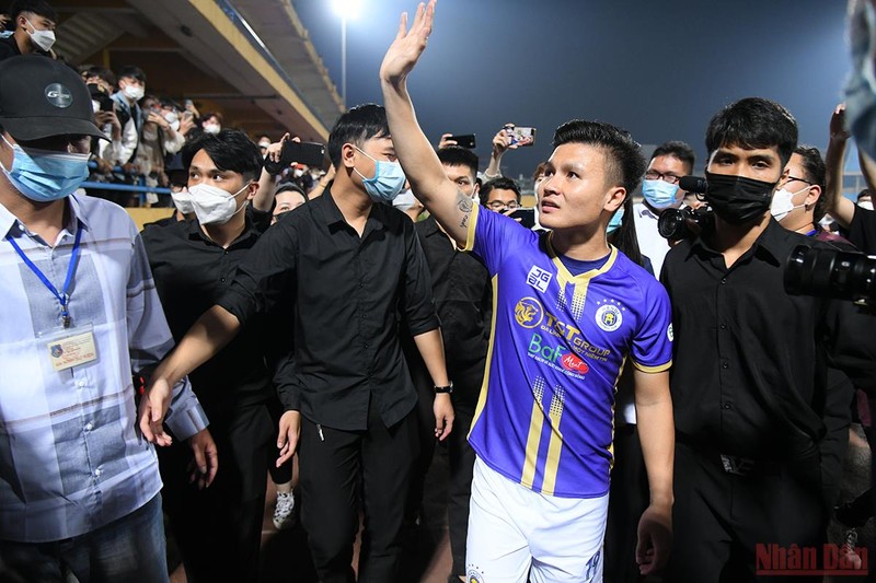 Sau trận đấu, Quang Hải tiến về khu vực khán đài nói lời chia tay người hâm mộ. (Ảnh: THÀNH ĐẠT)