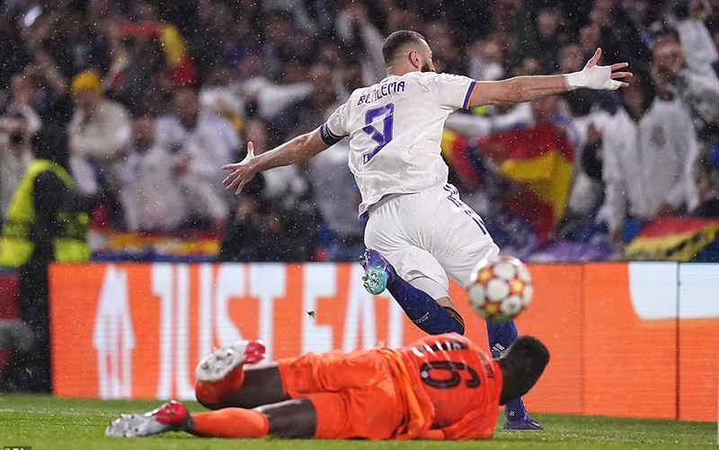 Karim Benzema lập hattrick vào lưới Chelsea, giúp Real thắng 3-1 tại Stamford Bridge. (Ảnh: Daily Mail)