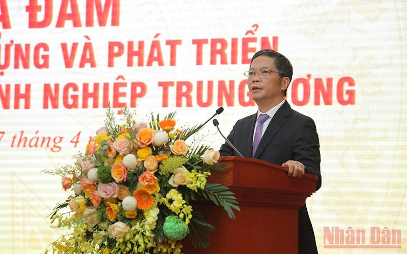 Đồng chí Trần Tuấn Anh, Ủy viên Bộ Chính trị, Trưởng ban Kinh tế Trung ương phát biểu chỉ đạo tại tọa đàm.