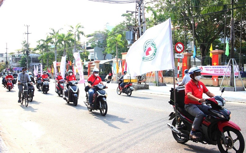 Cán bộ, tình nguyện viên chữ thập đỏ diễu hành tuyên truyền.