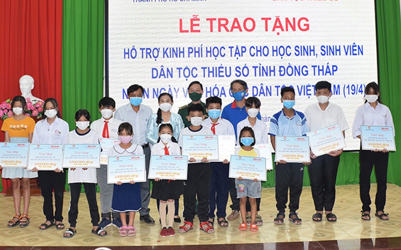 Lãnh đạo Ủy ban Mặt trận Tổ quốc Việt Nam Thành phố Hồ Chí Minh và Đồng Tháp cùng các đại biểu trao tặng quà cho học sinh, sinh viên.