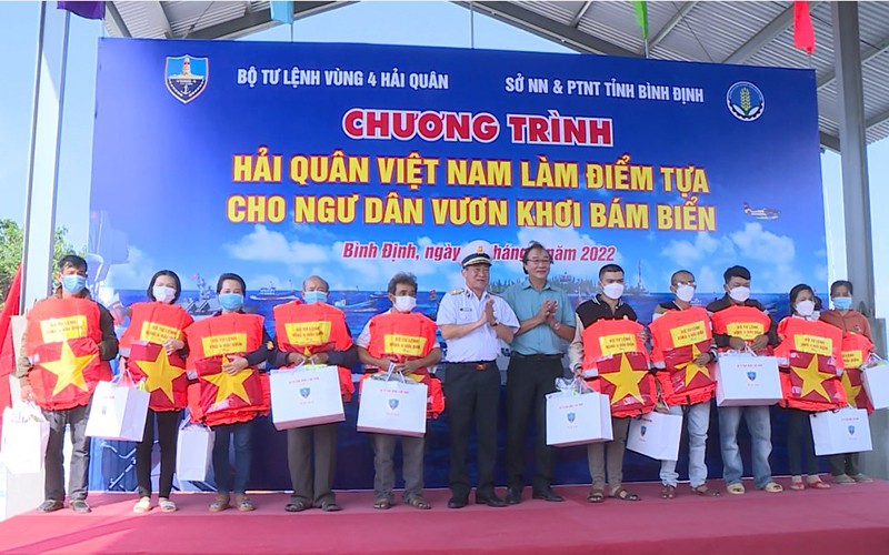 Bộ Tư lệnh Vùng 4 Hải quân tặng cờ Tổ quốc, quà, áo phao cho ngư dân thị xã Hoài Nhơn, tỉnh Bình Định.