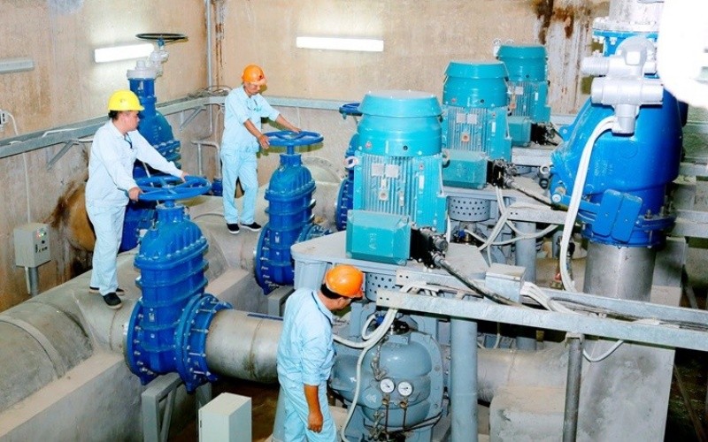 Vận hành máy bơm tại Nhà máy nước Việt Xuân, huyện Vĩnh Tường (Ảnh: Báo Vĩnh Phúc)