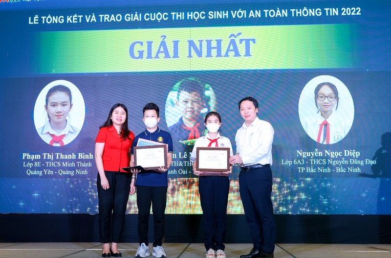 Thứ trưởng Thông tin và Truyền thông Nguyễn Huy Dũng và đại diện Cục Trẻ em, Bộ Lao động-Thương binh và Xã hội trao giải nhất cho các học sinh.