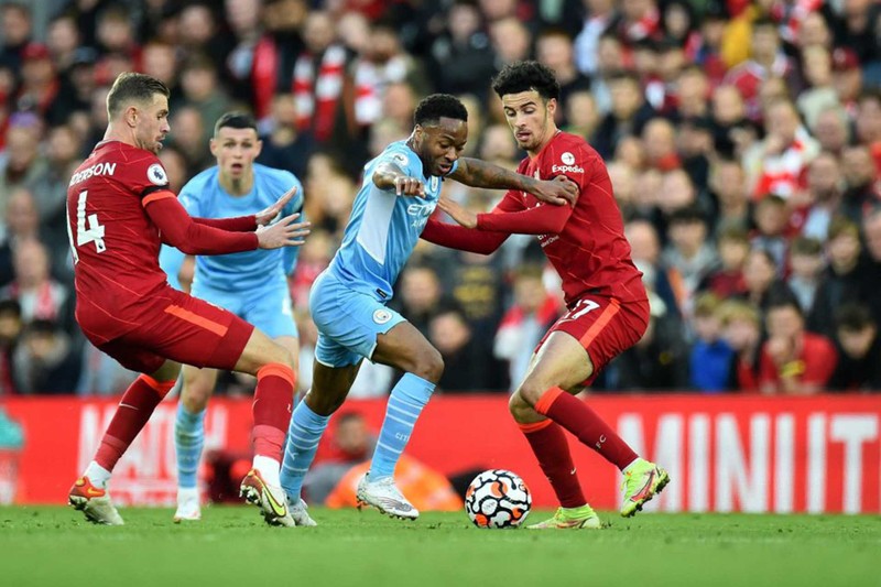 Sterling “nhảy múa” trong vòng vây các cầu thủ Liverpool. (Ảnh: Reuters)