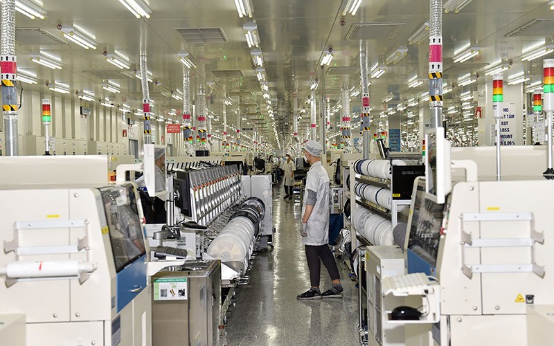 Dây chuyền sản xuất linh kiện điện tử ở Công ty TNHH Samsung Electronics Thái Nguyên. (Ảnh NHẬT BẮC)