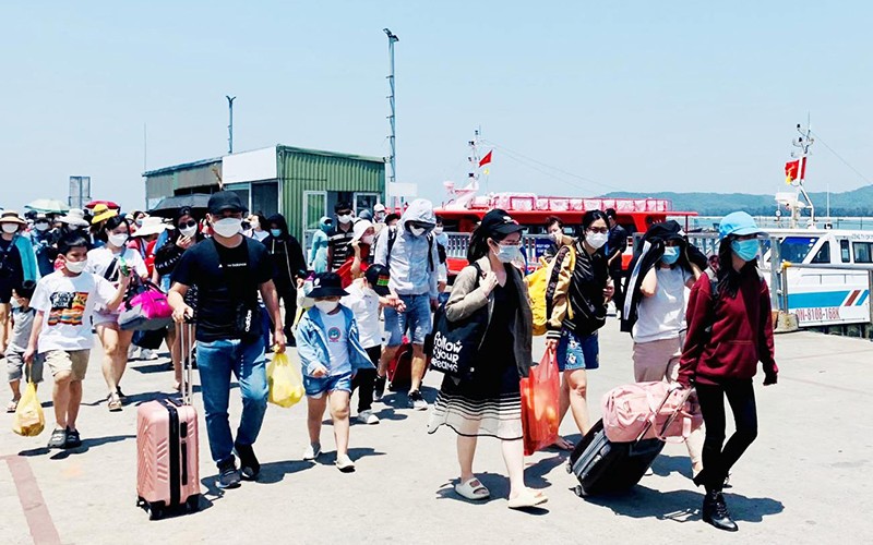 Lượng khách du lịch lên đảo Cô Tô (Quảng Ninh) tăng mạnh trong kỳ nghỉ lễ. (Ảnh QUANG THỌ)