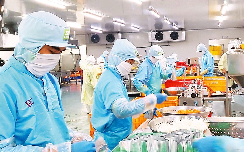 Công nhân Công ty Sài Gòn Food đóng gói sản phẩm trên chuyền của công ty.